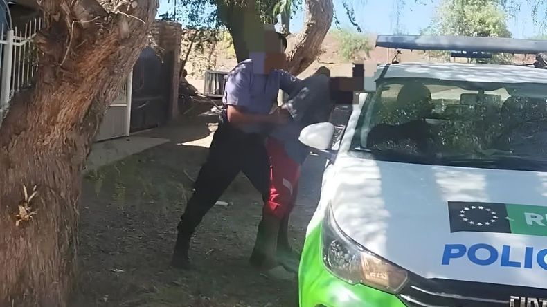 El sospechoso fue detenido por la policía de Cinco Saltos a pocos metros del comercio afectado por el robo. Recuperaron una caja registradora con dinero. | LMCipolletti.com El sospechoso fue detenido por la policía de Cinco Saltos a pocos metros del comercio afectado por el robo. Recuperaron una caja registradora con dinero.