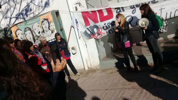 Los docentes ayer protestaron frente al Consejo Escolar local.