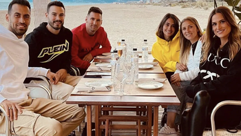 Messi y Antonela en Barcelona: almuerzo en el bar de Suárez, paseo y fotos