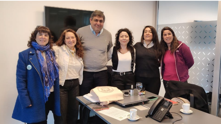 El Ministro de Salud junto a las referentes de las ONGs de Cannabis Medicinal de la provincia.