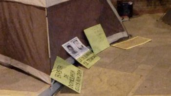 Las mujeres acamparon la noche del domingo frente a Fiscalía.