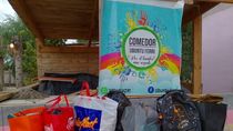 En el comedor Ubuntu Ferri, se necesitan más aportes de la comunidad para poder preparar alimentos. En sus instalaciones, también se efectúan otras iniciativas solidarias como la entrega de ropa y de medicamentos para quienes lo requieren.