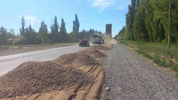 El mantenimiento de banquinas en la Ruta 22. Una acción esporádica, a cargo actualmente de Vialidad Nacional.&nbsp;