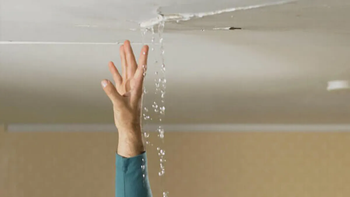 Una mujer que reside en la planta baja de un plan habitacional de Cipolletti denunció a los vecinos de los pisos superiores por una pérdida de agua.&nbsp;