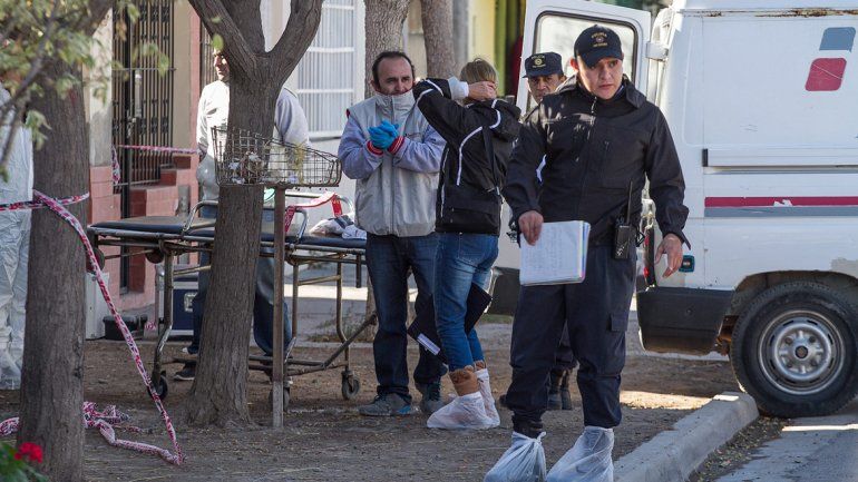 Varios peritos de la Policía trabajaron en el lugar del homicidio.