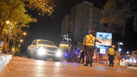 Neuquén mantiene restricciones de circulación y flexibiliza los bares