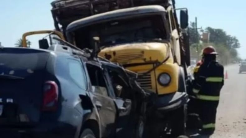 Durante su huida, el conductor chocó contra un camión Mercedes Benz cargado con postes de madera.