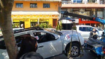 un medico paro a una emergencia y casi le secuestran la camioneta