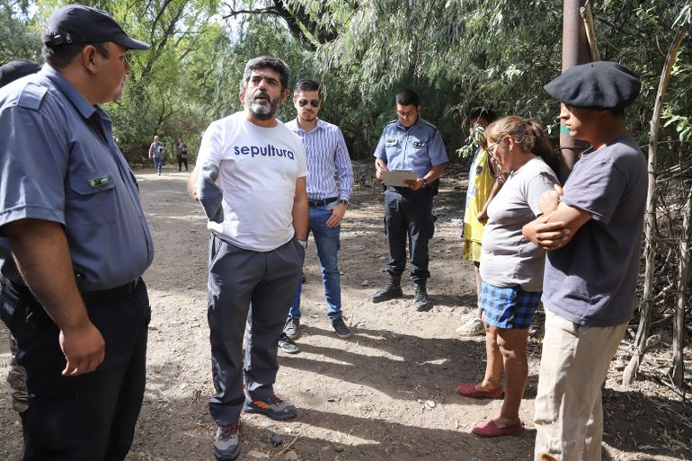 El Fiscal Gustavo Herrera junto a personal policial se acercaron a inspeccionar a la familia Retamal.