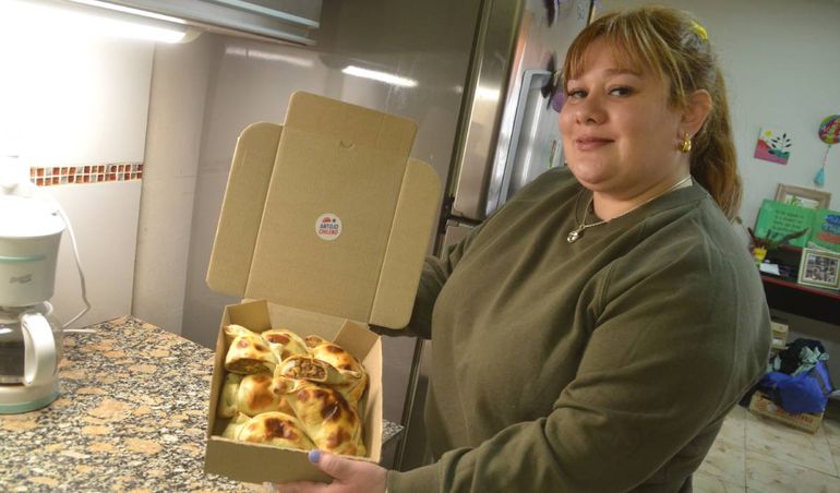 Priscila muestra orgullosa sus empanadas chilenas. Priscila muestra orgullosa sus empanadas chilenas.