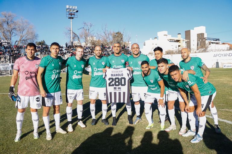 Manolo Berra y sus compañeros en la previa del partido