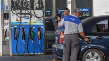 el gobierno postergo el aumento de los combustibles para julio