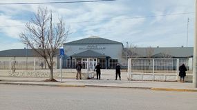 Personal policial que cumplía servicios adicionales en el hospital intervino ante un incidente violento y detuvieron a un sujeto que amenazó a un efectivo con un cuchillo.&nbsp;