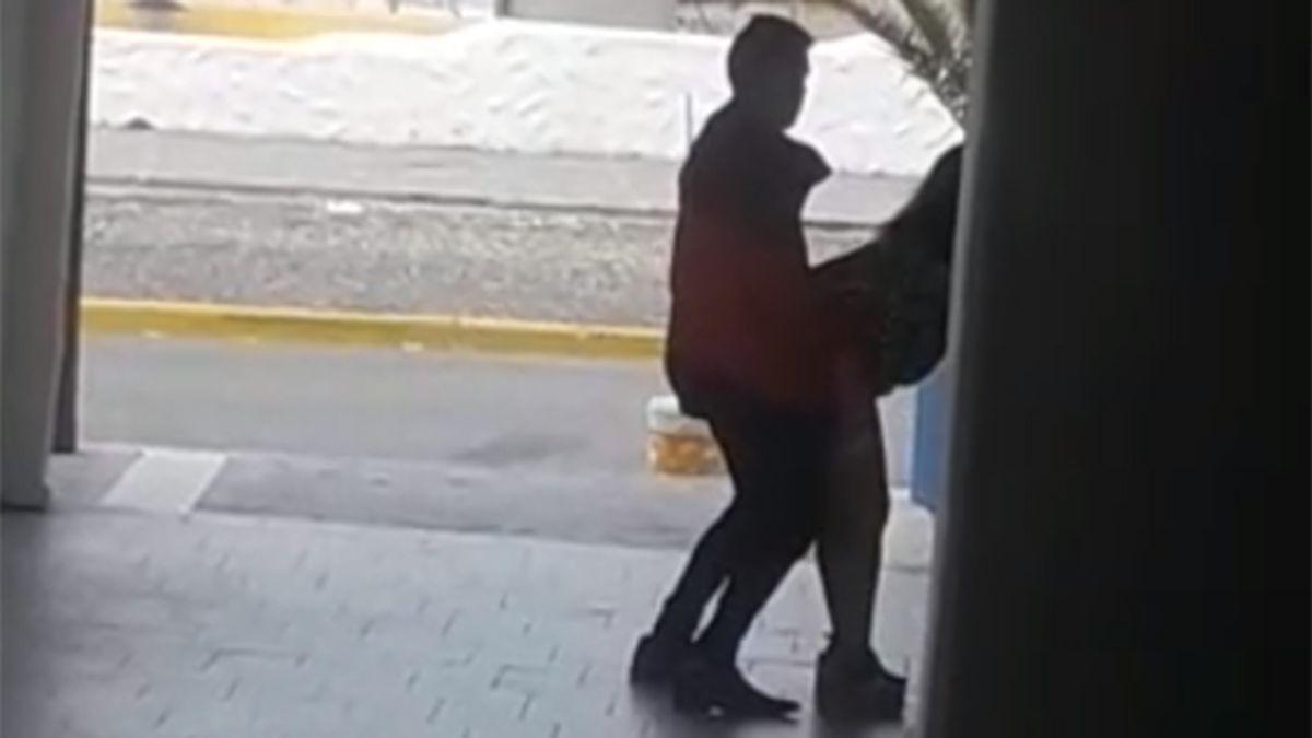 Las Grutas: los sorprenden teniendo relaciones en pleno centro comercial