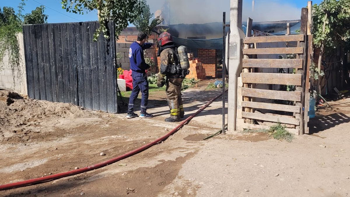 Se prendió fuego una casa y la dueña sufrió una quemadura