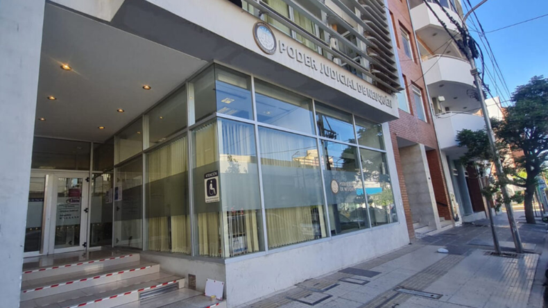 El IPVU le hizo una transferencia por error a una empleada y ella compró un terreno.