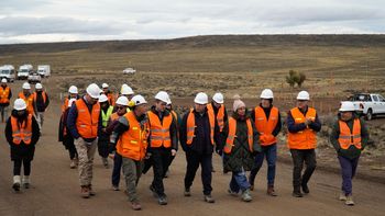 El gobernador Alberto Weretilneck recorrió el predio y verificó los avances. Foto: Gentileza.