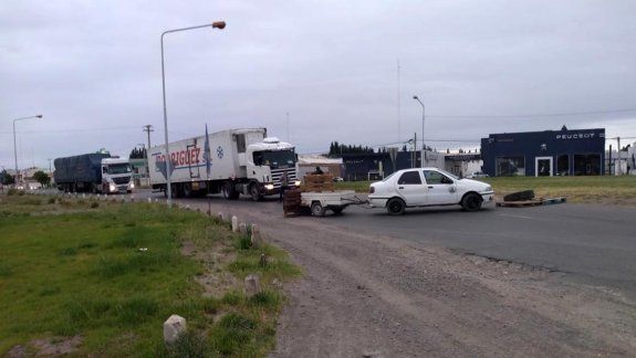 Cortan los accesos a los puentes carreteros
