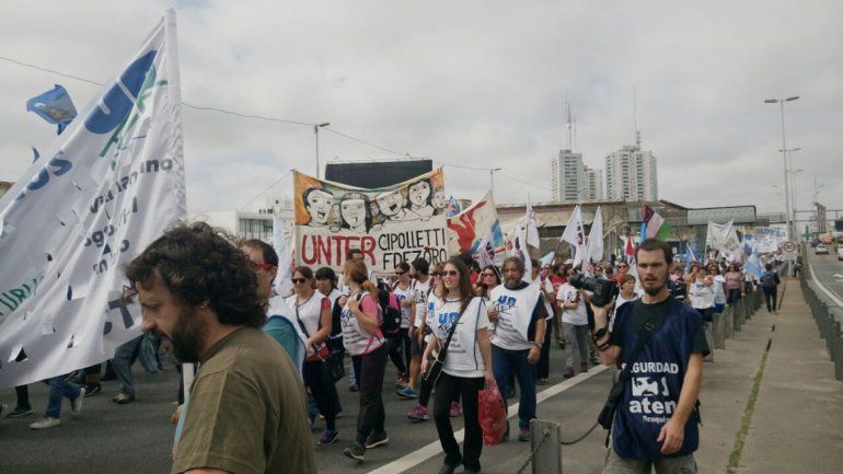 Maestros rionegrinos participan de la Marcha Federal de docentes en Buenos Aires