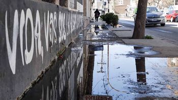 vecinos enojados por los derrames cloacales en el club cipolletti