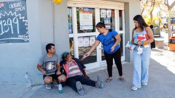 madre e hijo, unidos en una super necesidad: vergüenza es robar