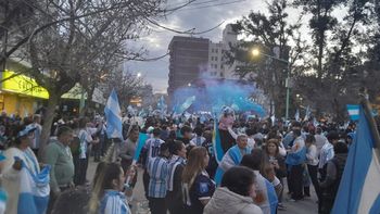 Cientos de cipoleños coparon el centro para festejar el triunfo histórico de la Selección Argentina. Fotos: Antonio Spagnuolo. Cientos de cipoleños coparon el centro para festejar el triunfo histórico de la Selección Argentina. Fotos: Antonio Spagnuolo.