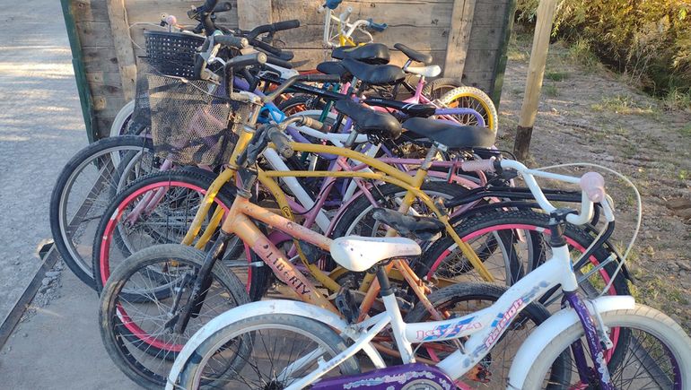 Un policía entregó bicicletas y huevos de Pascuas en Cervantes
