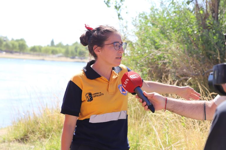Ayelén Quijada, directora de Protección Civil Cipolletti y coordinadora del operativo de búsqueda y rescate que involucra a Policía, Bomberos, Prefectura y Guardavidas.