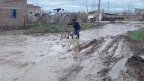 En los barrios populares, son numerosas las necesidades en materia de servicios básicos y también se requiere avanzar, en muchos casos, en la regularización de la propiedad de la tierra.