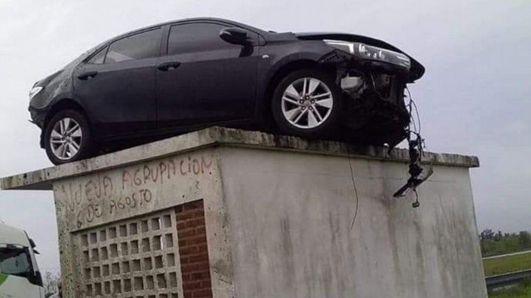 Entre Ríos: un auto despistó y terminó en el techo de una garita de colectivos