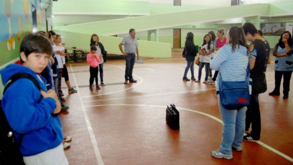 Tras la suspensión obligada por los roedores, ayer sorpresivamente hubo clases en el turno tarde.