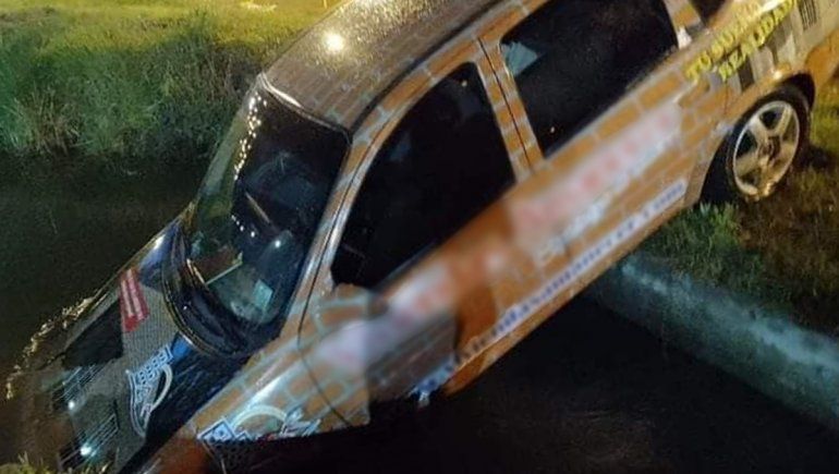 Recalculando: el GPS le indicó que doblara y cayó a un canal de riego