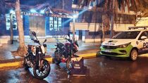 Las dos motos fueron recuperadas por la Policía de Allen luego de un tumultuoso procedimiento, donde fueron agredidos con palos, piedras y agua caliete. Las dos motos fueron recuperadas por la Policía de Allen luego de un tumultuoso procedimiento, donde fueron agredidos con palos, piedras y agua caliete.