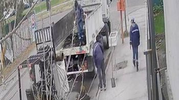 Una cámara de seguridad captó el momento en que los trabajadores de la comuna descargaban el cable robado.