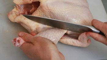 trabajo anos abriendo pollos con cuchillo y termino con una lesion irreversible