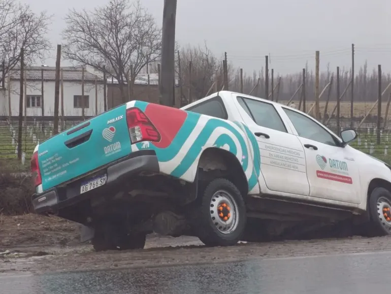 Una de las camionetas involucradas pertenece a una empresa médica de Neuquén. (Foto: gentileza AN Roca) Una de las camionetas involucradas pertenece a una empresa médica de Neuquén. (Foto: gentileza AN Roca)