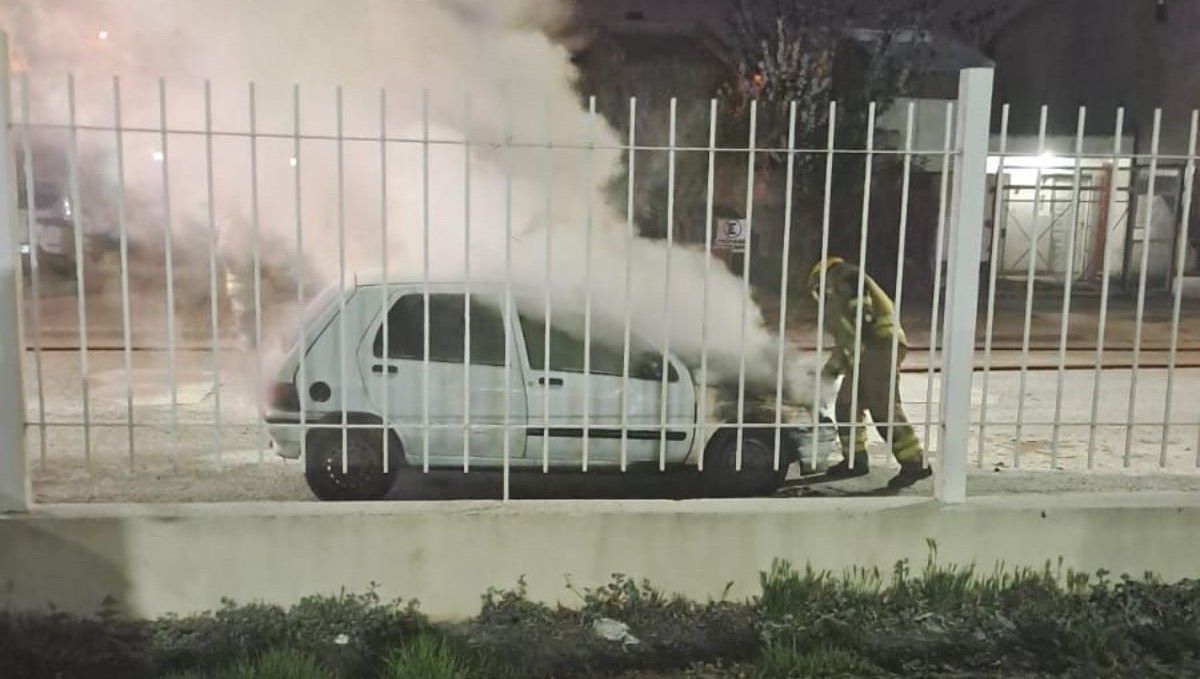 El auto se incendió frente al hospital de Cipolletti. Empleados intentaron apagar las llamas con matafuegos, hasta que llegaron los bomberos.&nbsp;