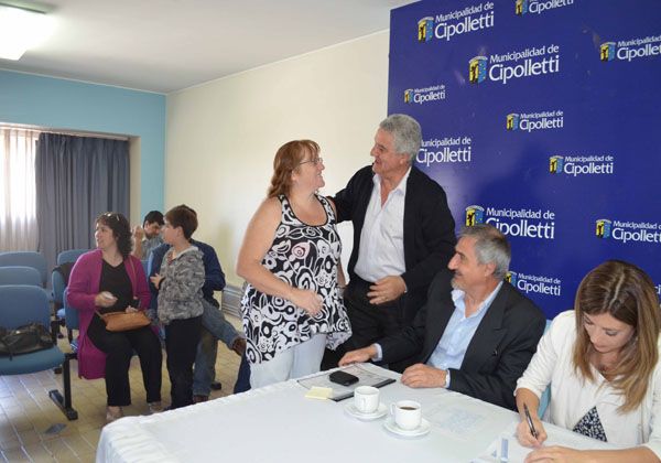 Baratti entregó escrituras a familias cipoleñas