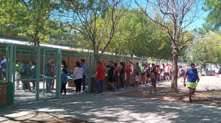 Durante toda la mañana hubo colas en el Estadio para retirar las remeras de La Corrida