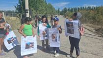 Un grupo de vecinos acompañaron a la hija de Don Aguirre en la protesta que realizaron con un corte de tránsito de la Ruta 22.