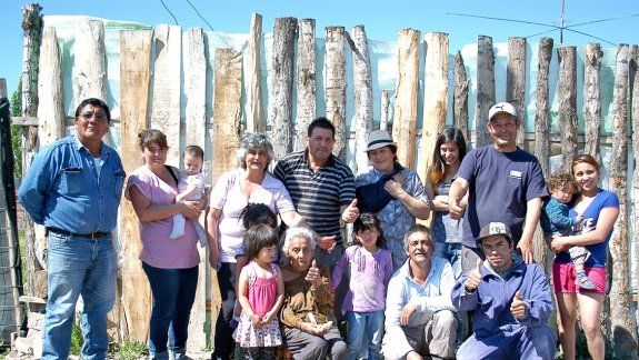 Miriam vivía encerrada en un camión abandonado y se alimentaba a base de pasto, ya que su hijo la dejaba sin comida.