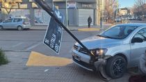 tremendo choque en pleno centro: un auto termino arriba de la vereda
