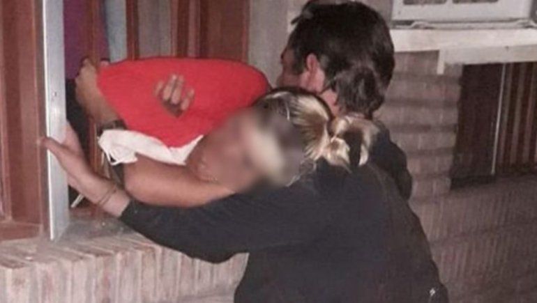 Embarazada quedó atorada tras intentar robar en un club