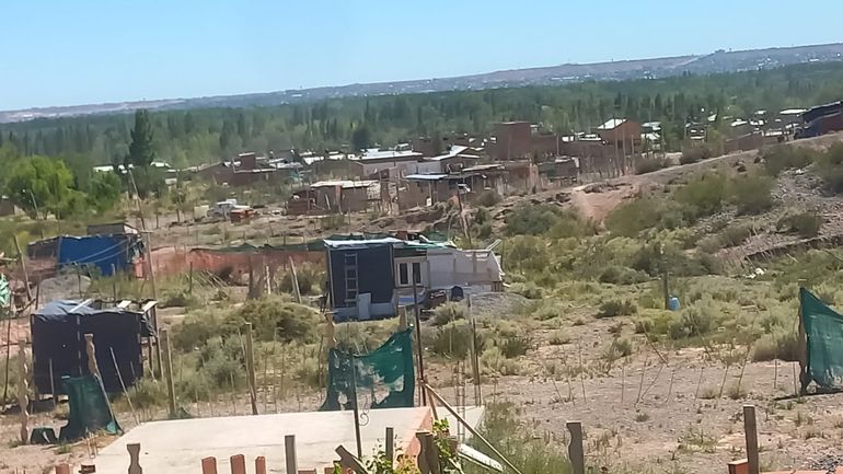 La comunidad de Las Perlas no deja de crecer. A través de nuevos asentamientos y por la ampliación de los loteos en algunos barrios, la población se sigue expandiendo. Con más de 20.000 habitantes, la municipalización es el camino para salir del atraso y la precariedad. La comunidad de Las Perlas no deja de crecer. A través de nuevos asentamientos y por la ampliación de los loteos en algunos barrios, la población se sigue expandiendo. Con más de 20.000 habitantes, la municipalización es el camino para salir del atraso y la precariedad.