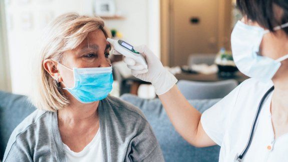 COVID: pacientes generan anticuerpos que los dañan