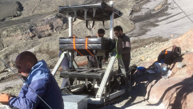 Colocan un equipo innovador de monitoreo en el volcán Copahue