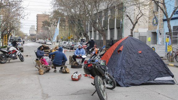 Policías endurecen las protestas en reclamo de más aumentos