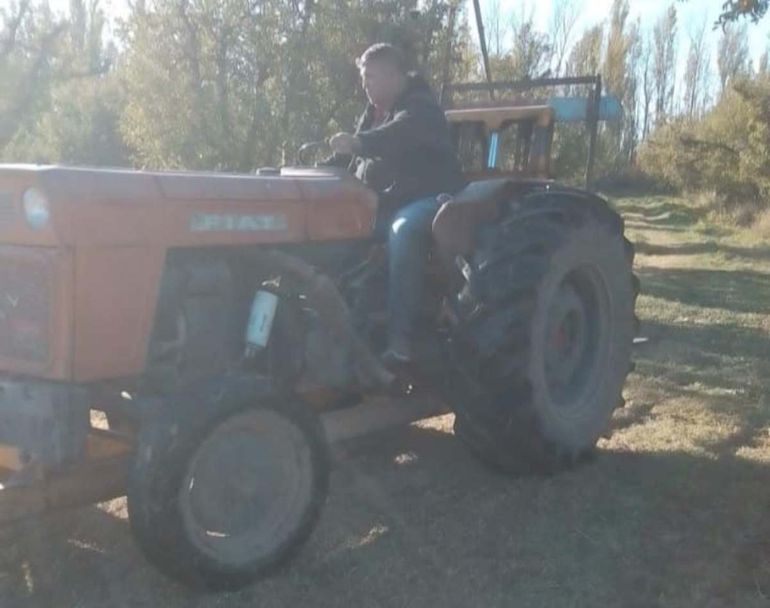 El chacarero que ofrece medio millón de pesos por el tractor robado.