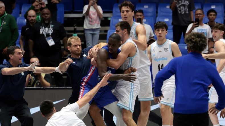 Escándalo: Argentina y República Dominicana terminaron a las piñas en la AmeriCup