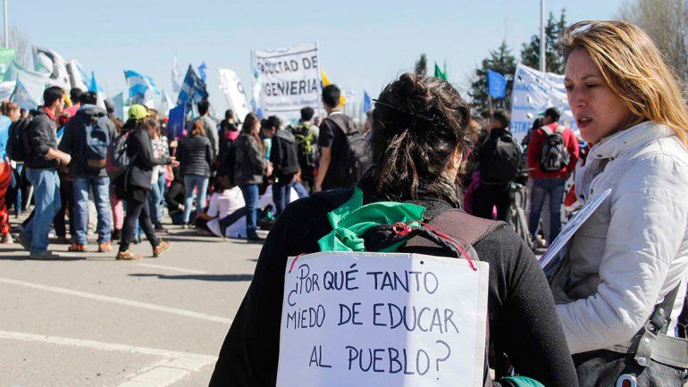 Una multitud se movilizó para rechazar el recorte presupuestario del gobierno nacional a las universidades públicas.
